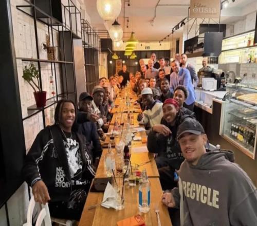 热刺盛宴团聚图多尔带队吃得开心士气飙升_英超直播