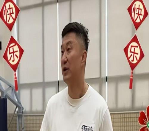 开心！朱芳雨杜锋给球员发红包，奎因、萨林杰乐开了花