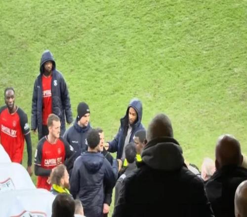 场面失控，卢顿被绝平后主帅威尔希尔与现场球迷爆发冲突