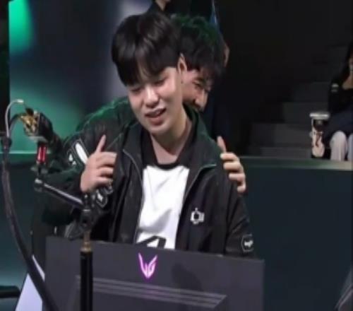 解说雨凡：追了啊！好激情啊许哥career的眼泪很快就得到了回应