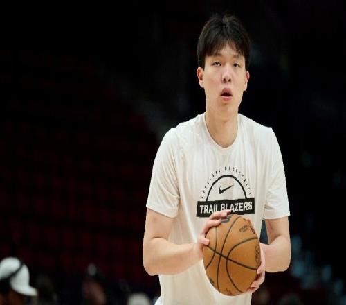 杨瀚森接受国内采访！分享一天行程，回应进步点，队友很照顾自己