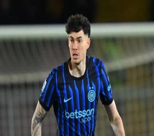 巴斯托尼遭满场嘘声，科拉罗夫在其下场后鼓励：你是冠军