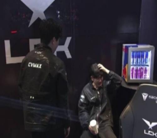这是咋了DK第三局获胜后辅助Career场间在教练CvMax面前失声痛哭