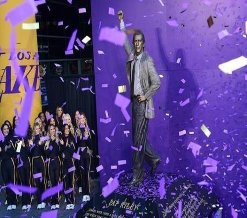 湖人为传奇前教练帕特莱利树立的雕像正式揭幕