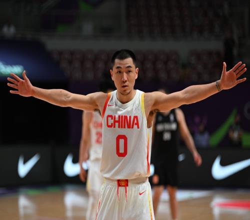 媒体人指出不应只关注高诗岩和胡明轩的表现李弘权等球员的入选增加了锋线选择的多样性_CBA直播