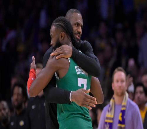 布朗：詹姆斯在我第一场首发过后，就和我说我能成为全明星