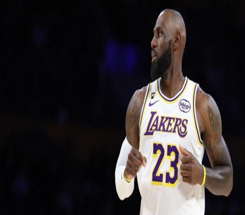 主场球迷倒戈，湖人两战惨败43分！老詹里程碑夜难掩3大争冠短板