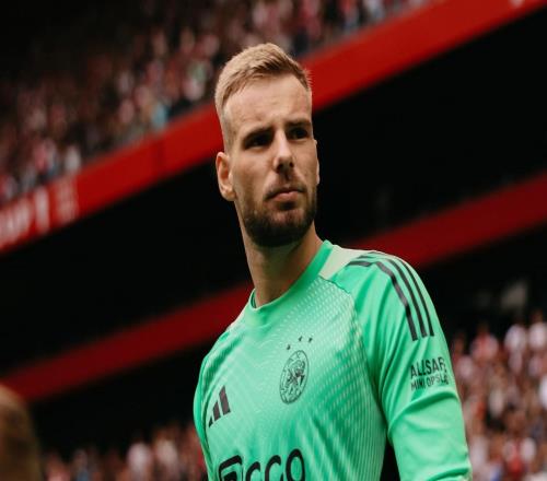 阿贾克斯官方：利物浦外租门将亚罗什膝盖严重受伤，赛季报销