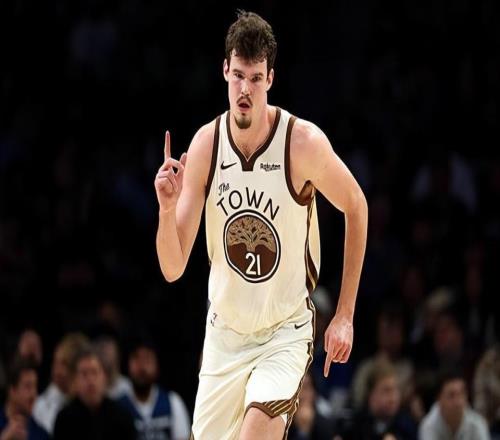 手感还是差了一些！勇士内线新星在进攻端的作用明显下降了