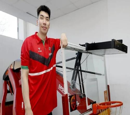 星夜驰援中国男篮！累计飞行3万里，余嘉豪真的拼了