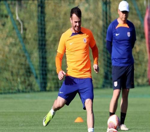 上赛季还在踢中甲的他，如今成鲁能主力阵容黑马，曾攻破首尔大门