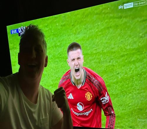 施魏因斯泰格晒握拳自拍庆祝谢什科进球：Yessssssss！