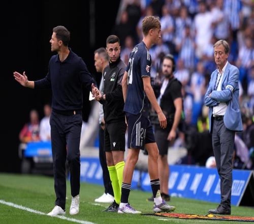 维尼修斯刚遭歧视,皇马自家球员却“闹事”,华人球迷怒了