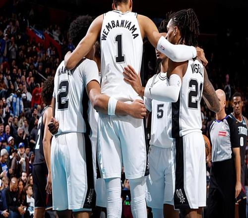 一个人扛起了马刺的后场大旗，后场新星的进步确实非常明显