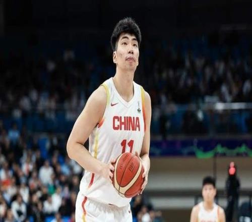 中国男篮VS日本，CCTV5明晚直播！余嘉豪从西班牙飞北京再到琉球