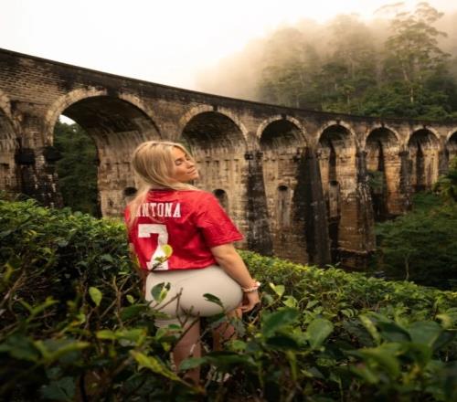 曼联女球迷身穿坎通纳复古球衣激起球迷热议_英超直播