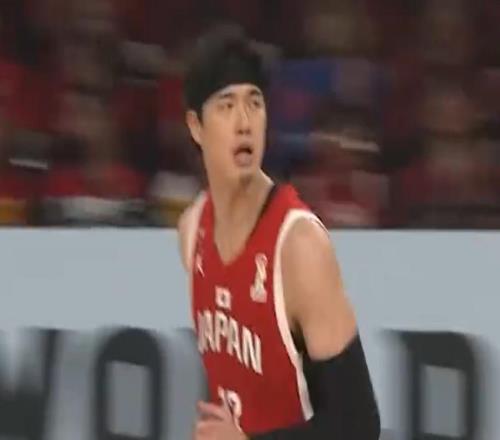 渡边雄太上半场高效取11分2板1断，中国队三锋线合计仅9分