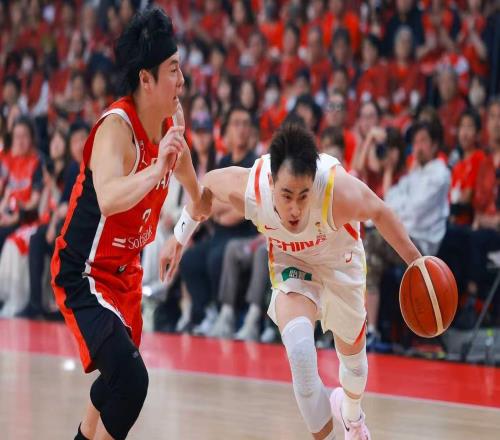 逆转15分首胜！中国男篮5人上双力克日本胡金秋20+12廖三宁16分