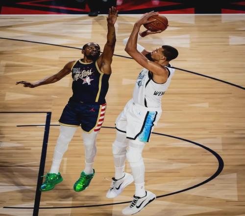 命中率25%，三分6中1仍强投！打出赛季最差一战，他却离MVP更近了