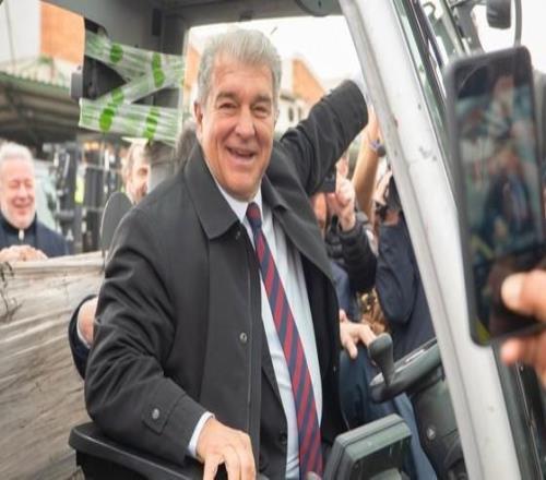 拉波尔塔在竞选活动时坐上叉车，成功学会升起叉子