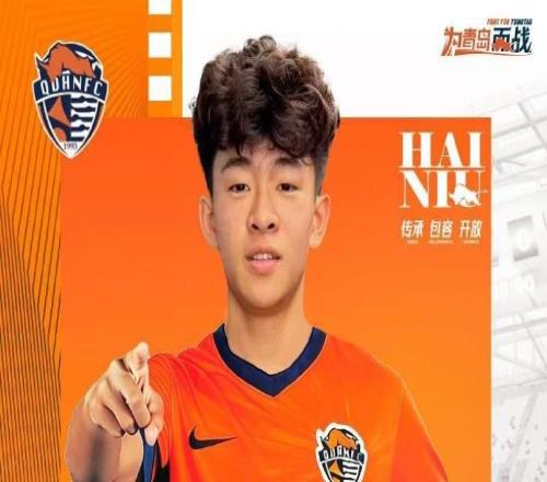 青岛海牛保级稳了3比2把鲁能球员踢急了，直接暴力犯规阻挡攻势