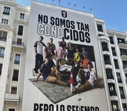 西媒：皮克挂广告牌嘲讽阿韦洛亚，暗指其踢球糙得像锥形桶