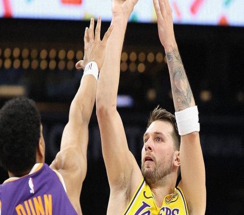 输太阳遭3连败！湖人奇葩阵容坑惨詹姆斯，最强技能被雷迪克废掉