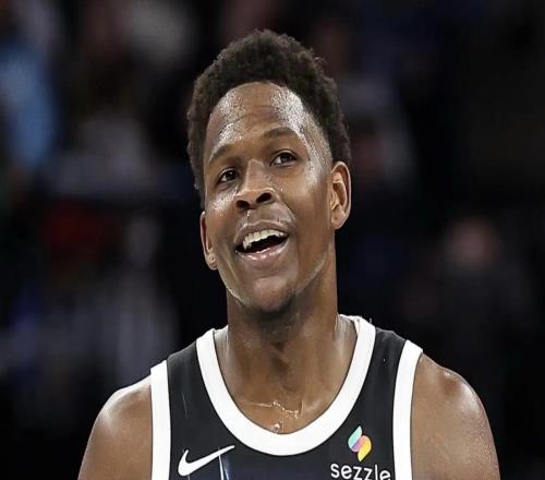 官方：爱德华兹与贝恩因将球用力扔向观众席，各罚款2.5万美元