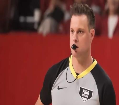 日本男篮主场太恶心了！黑哨满天飞，贾磊怒斥，杨溢：无法无天