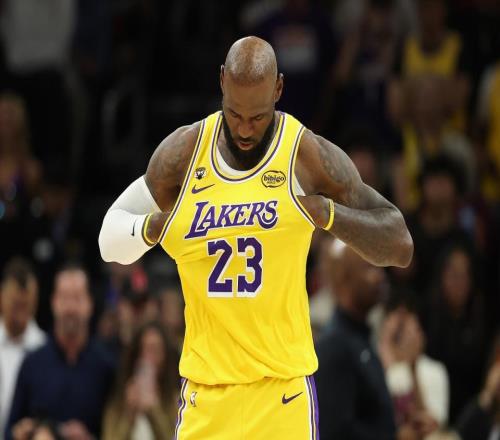 詹姆斯湖人生涯12000分里程悲：爆冷遭残阵太阳赛季三杀沮丧低头