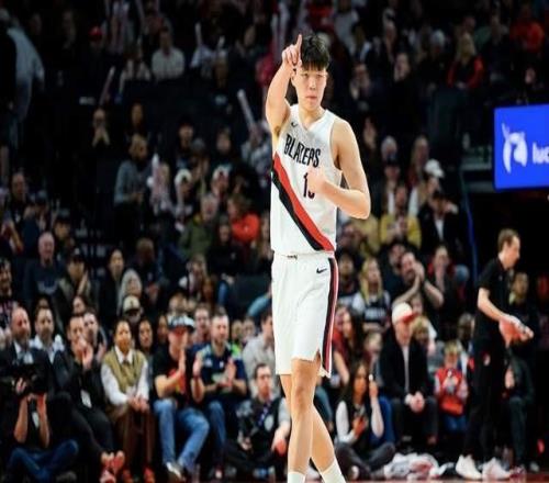 一夜2签约达成！伦纳德因伤缺席，杨瀚森利好消息，骑士遭打击