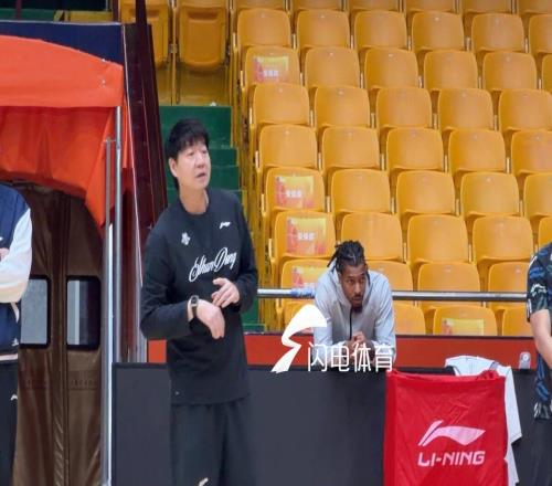 山东高速男篮全力备战，邱彪透露琼斯融入情况，小外援有新动态