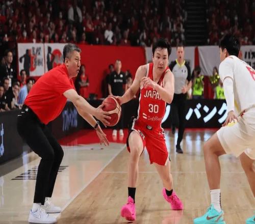 真防守型主教练，郭士强本场比赛“抢断”富永启生引发日媒热议