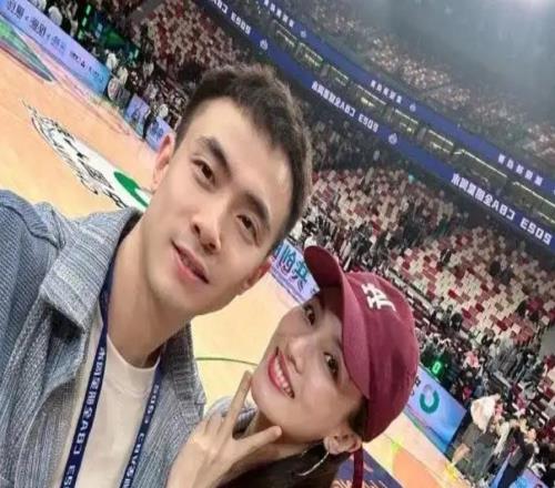 远征亲友团！赵继伟与高诗岩妻子一同现场观赛，这一场真提气了！