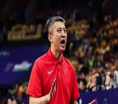 被重罚郭士强进场“抢断”，日本库里反应激烈，赵睿表现太真实