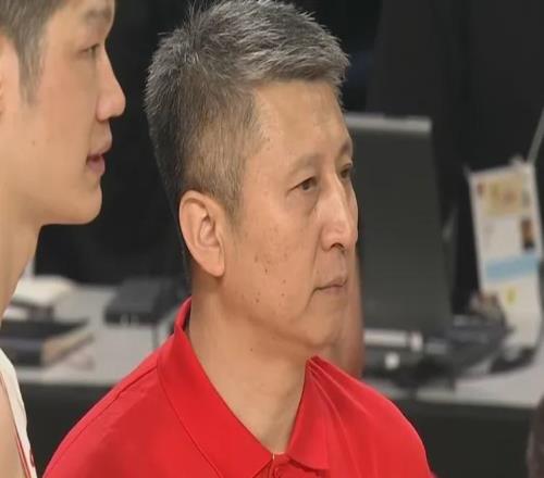 真解气啊！中国男篮5打8！大逆转日本！裁判太黑了