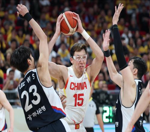 男篮周琦时代结束了！无他进攻更流畅，一人已彻底取代他的位置