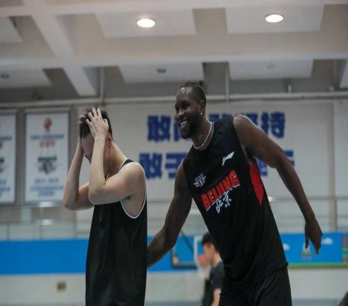 胜利的振奋！大家伙儿训练场卷起来啦！