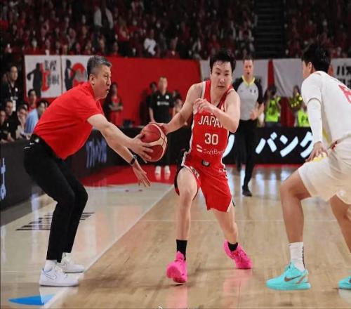 男篮12人名单重排胡明轩顶替25岁后卫，保留张镇麟，赵嘉义回归