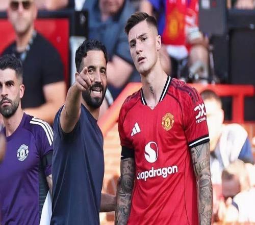 全体起立！替补席上无索帅不曼联，谢什科诠释卡里克用兵如神