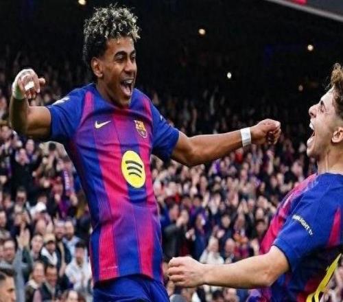 亚马尔职业生涯首演“帽子戏法”，巴萨大胜稳居榜首