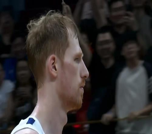 中国男篮险胜中国台北！郭士强抱住陈盈骏与王晗，全员呐喊庆祝！