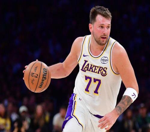 扎心东契奇被问生日队友送啥还没收到任何人送的礼物太离谱了