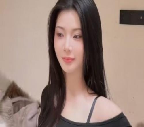 互动影游人物“浩浩妈”饰演者更新视频：短裤灰丝眼神拉丝