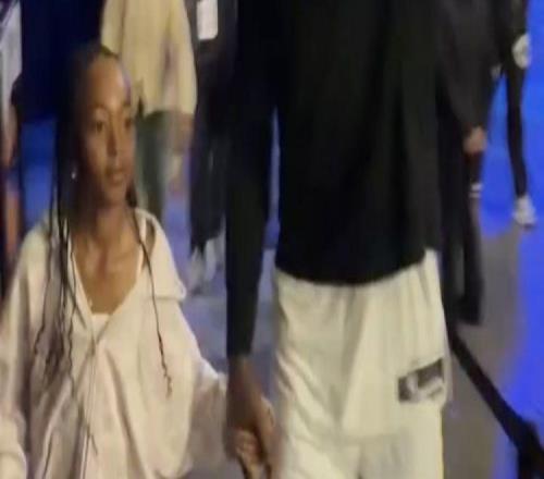 超有爱！詹姆斯牵着女儿离开球场：这是我的小福星1胜0负