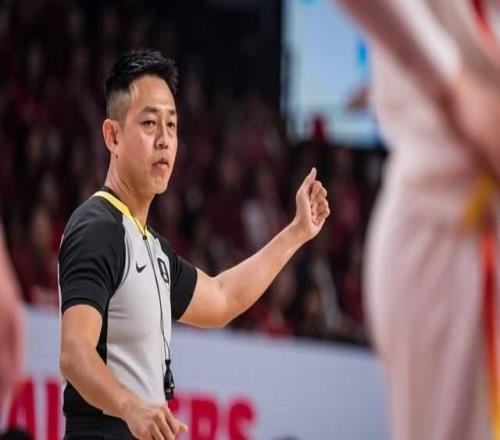 FIBA认错，果断换人，3裁判出炉，助裁曾执法CBA，中国男篮或受益