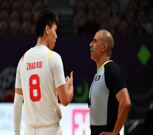 13投仅2中！头铁送帽，差点成卧底，男篮队长究竟在装什么