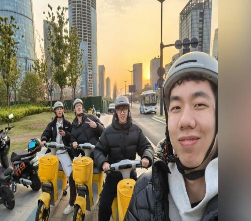 中国台北球员林秉圣晒与朱俊龙等人合影：我队友们太猛了