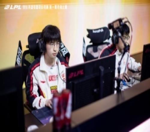 网友吐槽ELK多次私联女粉丝:他有几个国服好妹妹啊列表塞的下吗