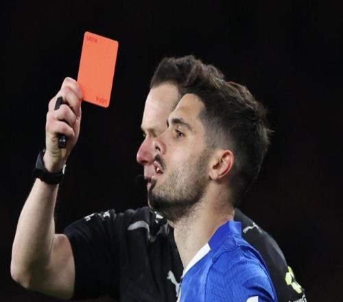 切尔西英超对阿森纳领到8张红牌，与他们对阵利物浦并列最多